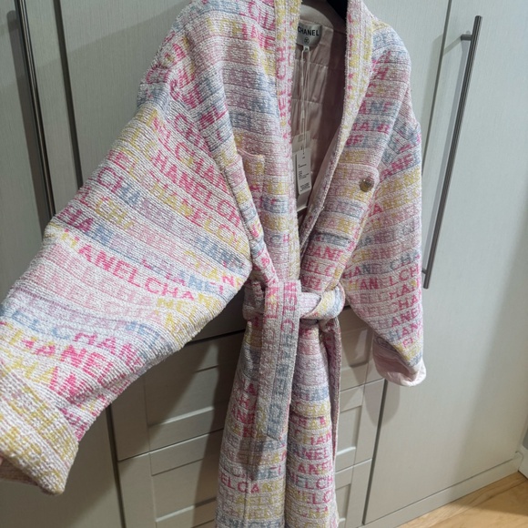 Chanel 2024 - multicolor logo tweed coat - rare, stunning iconic - Picture 5 of 8
